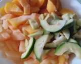 Foto del paso 1 de la receta: Ensalada de frutas con jugo de naranja y sal🍈🍑🍊🧂🍋🟩