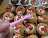 Foto langkah ke 8 dari resep Kue Sus Vla Keju Strawberry aka Kue Sus Merah Putih.