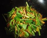 Foto langkah ke 3 dari resep Tumis Sawi Hijau dan Wortel.