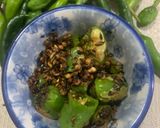 A picture of step 4 of Fried green chillies.