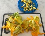 A picture of step 1 of Frittata with Zucchini Blossoms🥚🥒.