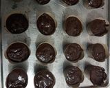 Foto langkah ke 4 dari resep Muffin coklat tanpa mixer.