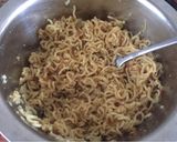 Foto langkah ke 2 dari resep 13. Martabak Telur Indomie Enak Simple.