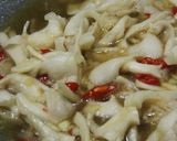 Foto langkah ke 3 dari resep Tumis Jamur Tiram.