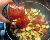 Gyors cukkinis kolbászos egytál paradicsommártásban recept fázis 3 fotója