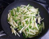 A picture of step 4 of Stir-Fried Shredded Potatoes and Pork Loin.