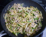 A picture of step 5 of Stir-Fried Shredded Potatoes and Pork Loin.