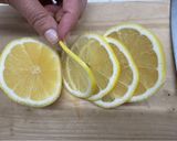 Foto del passaggio 10 della ricetta Cheesecake al basilico, limone e miele con yogurt, pinoli e morette di rovo