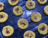 Foto langkah ke 3 dari resep Cheddar Cheese Cookies Topping Meises - SNACK COOKIES MPASI SIMPLE tanpa mixer.