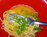 Foto langkah ke 3 dari resep Omelette Mie Praktis.