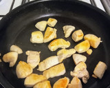 Foto del paso 2 de la receta: Manzana 🍎 y pollo al curry 🐔🥕🍇