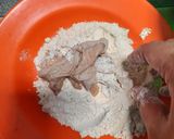 Foto langkah ke 2 dari resep Kulit ayam goreng tepung.