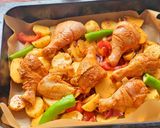 صورة لخطوة 2 من وصفة بطاطا كوشة معسلة في الفرن مع افخاذ دجاج 🥔🍗🍗