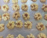 Foto langkah ke 3 dari resep Kue semprit lumer.