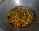 Foto langkah ke 4 dari resep Oseng pare ikan klotok.