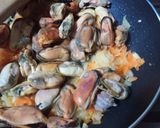 Foto del paso 2 de la receta: Arroz con choritos 🥘😋con y sin arvejitas 🤭