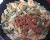 Foto del paso 4 de la receta: Ensalada de pasta con pavo al ajillo