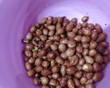 Foto langkah ke 2 dari resep Kacang tanah goreng asin.
