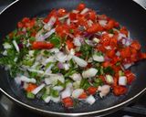 Foto del paso 2 de la receta: Huevos Turcos con Sofrito de Morrón y Albahaca