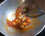 Foto langkah ke 6 dari resep Udang dan Telur Puyuh Balado.