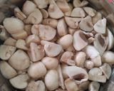 A picture of step 1 of Masala mushrooms.