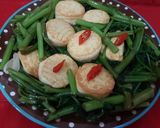 Foto langkah ke 3 dari resep Tumis kangkung tahu telur.