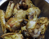 Foto del paso 2 de la receta: Alitas de pollo al horno con ensalada mixta