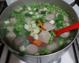 Foto langkah ke 5 dari resep 13. Sup Bakso Kacang Polong.