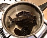 Foto del paso 1 de la receta: Salsa de Pasilla con Mole