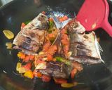 Foto langkah ke 4 dari resep Ikan Goreng Pedas Tomat Bawang.