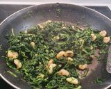 Foto del paso 4 de la receta: Espinacas con gambas y huevo