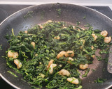 Foto del paso 4 de la receta: Espinacas con gambas y huevo