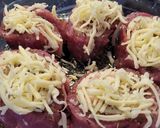 Foto del paso 7 de la receta: Rollitos de solomillo gratinados rellenos de jamón y queso
