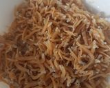 A picture of step 1 of Teri kacang pedas manis (spicy anchovy peanut).
