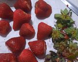 Foto del paso 1 de la receta: Frutillas con banana y crema rosa