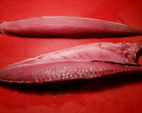 Foto del paso 2 de la receta: Ventrescas de bonito, en salsa de cebollas rojas tomates verdes