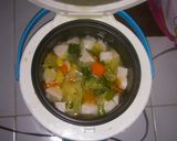 Foto langkah ke 7 dari resep Resep Sayur Sup Baso Ikan dengan Magic Com.