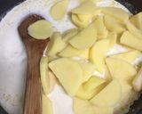 Foto del paso 1 de la receta: Patatas con nata, pollo y panceta ahumada