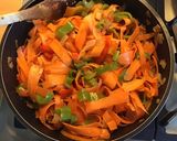 Une image de l'étape 5 de Merguez grillées aux poivrons et tagliatelles de carottes.