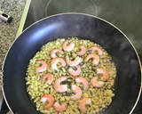 Foto del paso 1 de la receta: Espaguetis al ajillo con gambas y espinacas