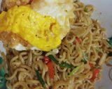 Foto langkah ke 4 dari resep Mie goreng pedas simple.