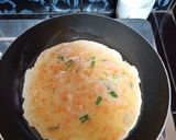 Foto langkah ke 3 dari resep Telur gulung sosis.