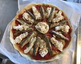 Une image de l'étape 10 de Pizza maison tomates anchois poivrons artichauts mozzarella di buffala et câpres italiennes.