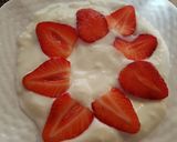 Foto del paso 2 de la receta: Semi helado de fresones laminados en forma de flor con yogur