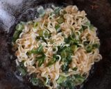 Foto langkah ke 3 dari resep 527. Omelet Mie.