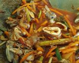 Foto langkah ke 5 dari resep Jjamppong 짬뽕 alias Mie Seafood Pedas khas Korea.