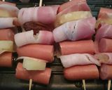 Foto del paso 2 de la receta: Brochetas de salchichas súper tiernas, piña, bacon y dátiles 😄