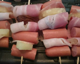 Foto del paso 2 de la receta: Brochetas de salchichas súper tiernas, piña, bacon y dátiles 😄