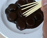 A picture of step 3 of Dark chocolate and banana pops.