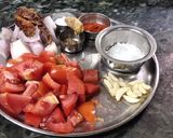 लसणाची कांदा टमाटा चटणी (lasanachi kanda tamatar chutney recipe in marathi) रेसिपी स्टेप 1 फोटो